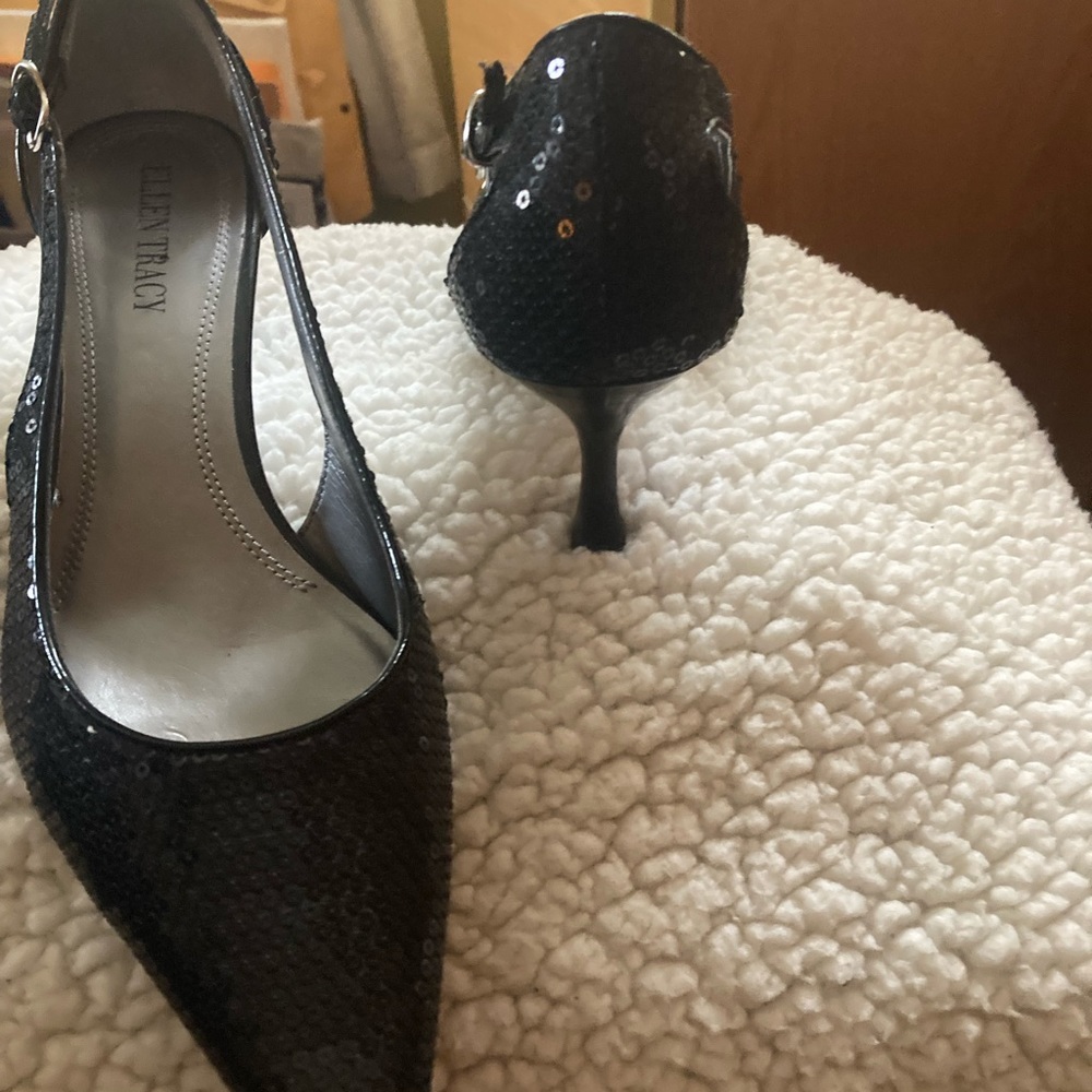 Ellen Tracy Holiday style black pumps